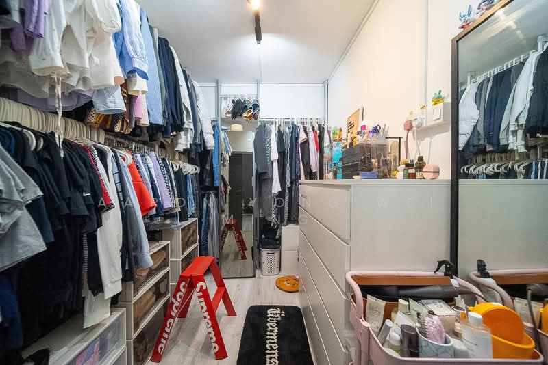 327 Sembawang Crescent, 327 Sembawang Crescent, 3 Bedrooms, 1,323 sqft, HDB Flat For Sale, by Aaron Yong Wei Ming, 500159173 - Walk in closet - PropertyGuru.com.sg