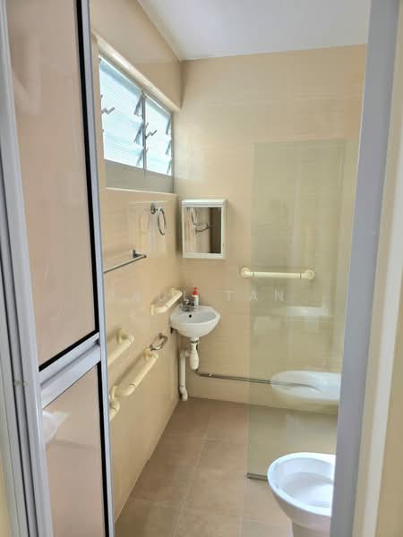 207 Serangoon Central, 207 Serangoon Central, 3 Bedrooms, 893 sqft, HDB Flat For Sale, by Paul Tan, 500159184 - Bathroom - PropertyGuru.com.sg