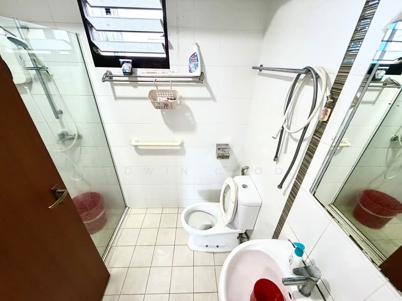 336A Yishun Street 31, 336A Yishun Street 31, 3 Bedrooms, 990 sqft, HDB Flat For Sale, by Edwin Choo, 500159205 - Bathroom - PropertyGuru.com.sg