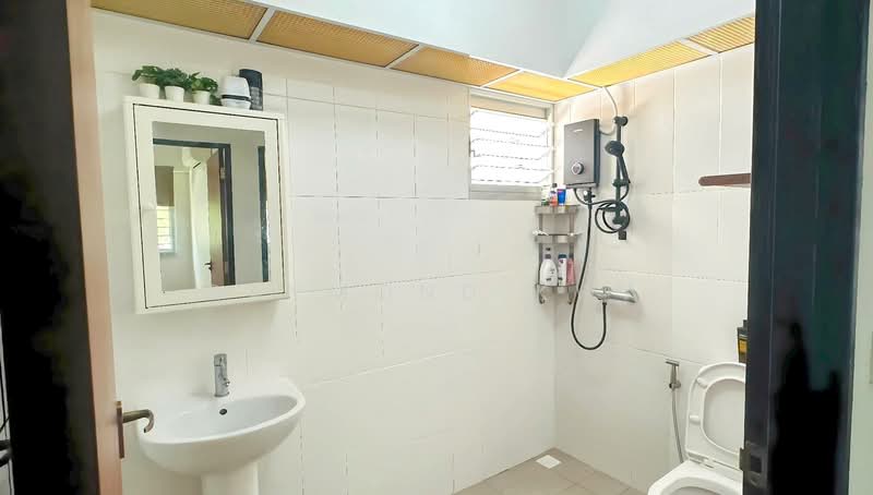 810A Choa Chu Kang Avenue 7, 810A Choa Chu Kang Avenue 7, 3 Bedrooms, 1,216 sqft, HDB Flat For Sale, by Raymond Kwa, 500159212 - Bathroom - PropertyGuru.com.sg
