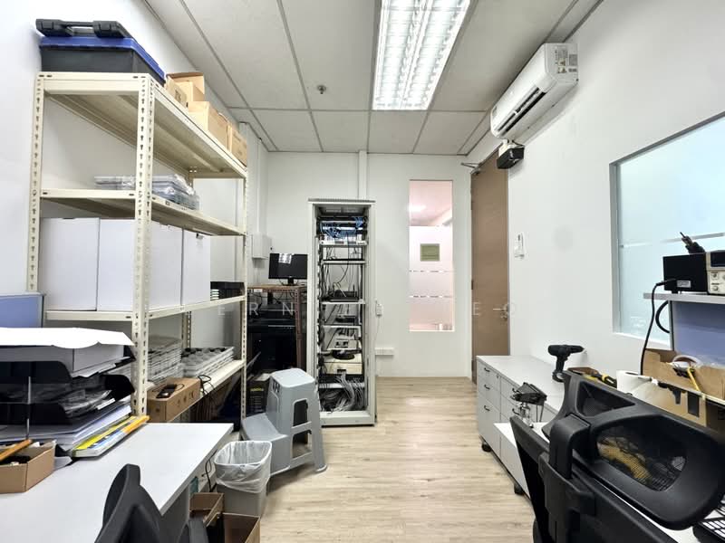 Tradehub 21, 18 Boon Lay Way, 4,004 sqft, Light Industrial (B1) For Sale, by Bernie Cheo, 500159227 - Server Room - CommercialGuru.com.sg