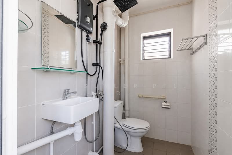 487 Jurong West Avenue 1, 487 Jurong West Avenue 1, 2 Bedrooms, 786 sqft, HDB Flat For Sale, by ADNIX LIU, 500159228 - Bathroom - PropertyGuru.com.sg