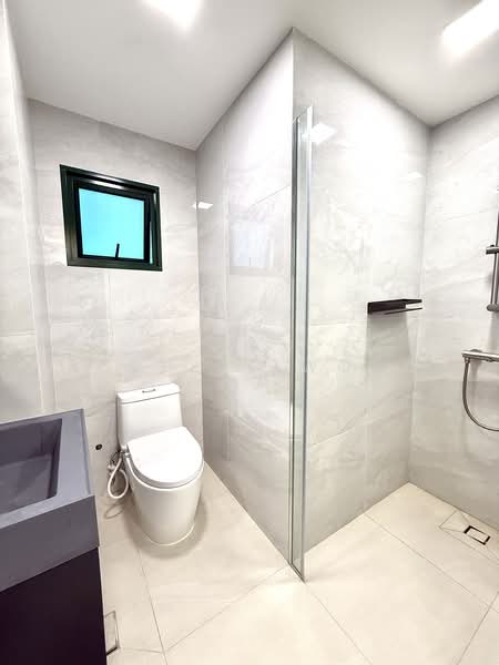 Regal Court, 17 Kim Keat Road, 3 Bedrooms, 1,163 sqft, Apartment For Rent, by Russell Wong, 500159250 - Common Bathroom - PropertyGuru.com.sg
