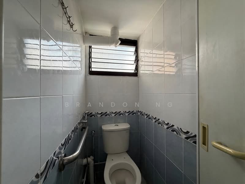 4 Bedok South Avenue 1, 4 Bedok South Avenue 1, 2 Bedrooms, 700 sqft, HDB Flat For Sale, by Brandon Ng, 500159253 - Bathroom - PropertyGuru.com.sg