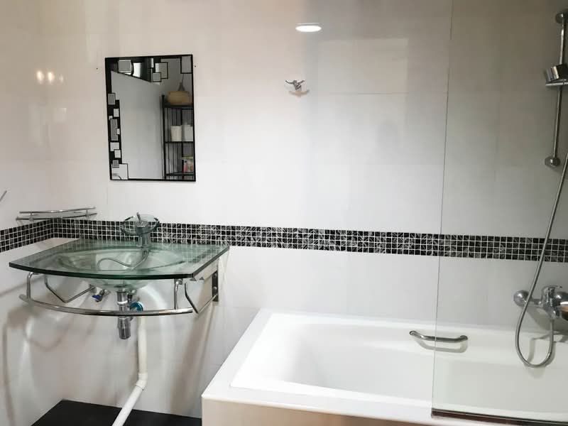 Summerdale, 2 Boon Lay Drive, 3 Bedrooms, 1,195 sqft, Condominium For Rent, by Joanne Wang, 500159260 - Bathroom - PropertyGuru.com.sg