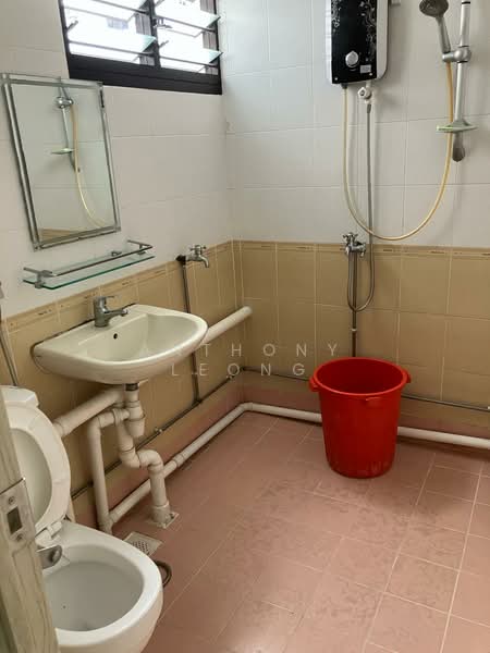 284 Tampines Street 22, 284 Tampines Street 22, 2 Bedrooms, 797 sqft, HDB Flat For Sale, by Anthony Leong, 500159267 - Bathroom - PropertyGuru.com.sg