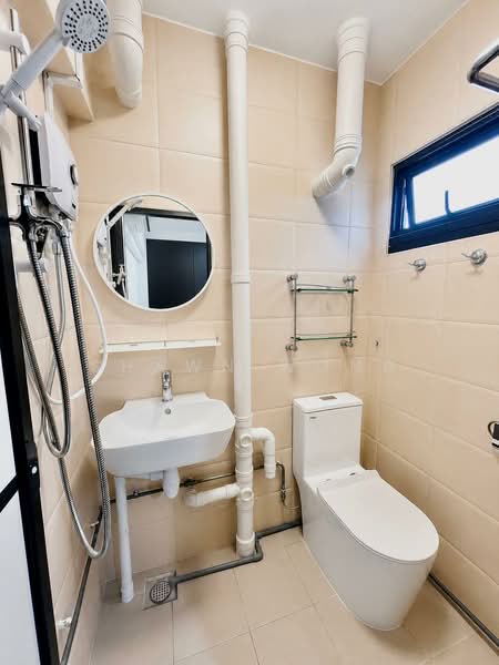303 Ang Mo Kio Avenue 1, 303 Ang Mo Kio Avenue 1, 3 Bedrooms, 1,044 sqft, HDB Flat For Sale, by Shawn Wong, 500159281 - Bathroom - PropertyGuru.com.sg