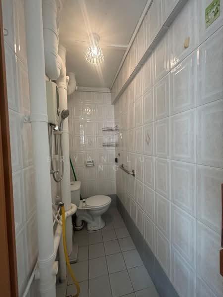 102 Commonwealth Crescent, 102 Commonwealth Crescent, 2 Bedrooms, 592 sqft, HDB Flat For Rent, by Bryan Luke Ng, 500159305 - Bathroom - PropertyGuru.com.sg