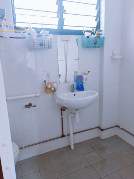 108 Jalan Bukit Merah, 108 Jalan Bukit Merah, 3 Bedrooms, 1,173 sqft, HDB Flat For Sale, by Josephine Tan, 500159346 - Bathroom - PropertyGuru.com.sg