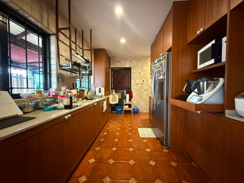 Brighton crescent, Cul de sac road, 4 Bedrooms, 3,000 sqft, Semi-Detached House For Sale, by Jess Loh, 500159365 - Kitchen - PropertyGuru.com.sg