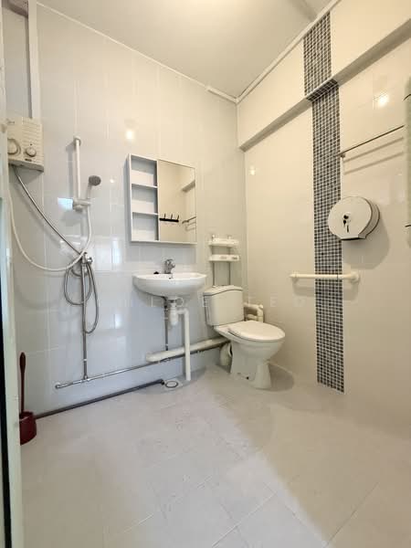 112 Mcnair Road, 112 Mcnair Road, 3 Bedrooms, 1,302 sqft, HDB Flat For Sale, by Chloe Teo, 500159452 - Master bedroom ensuite bathroom - PropertyGuru.com.sg