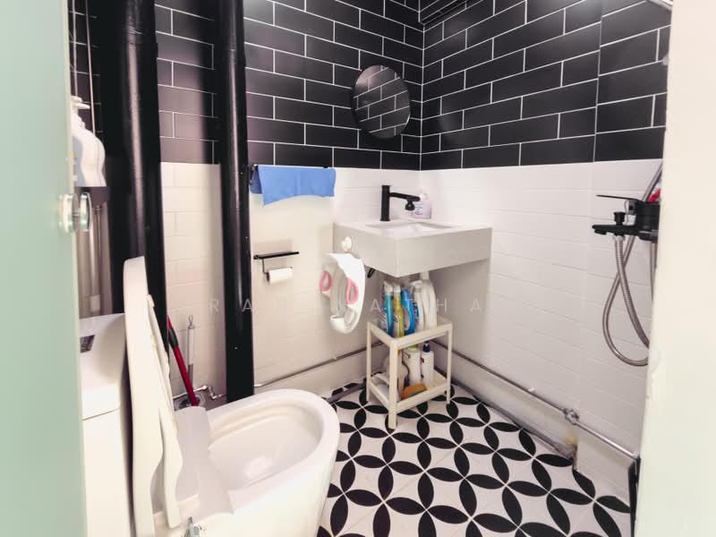 321 Serangoon Avenue 2, 321 Serangoon Avenue 2, 4 Bedrooms, 1,572 sqft, HDB Flat For Sale, by Prab Nathan, 500159500 - Common Toilet - PropertyGuru.com.sg