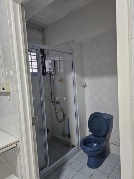 122C Sengkang East Way, 122C Sengkang East Way, 3 Bedrooms, 130 sqft, HDB Flat For Rent, by Kek Sek TAY, 500159503 - Bathroom - PropertyGuru.com.sg
