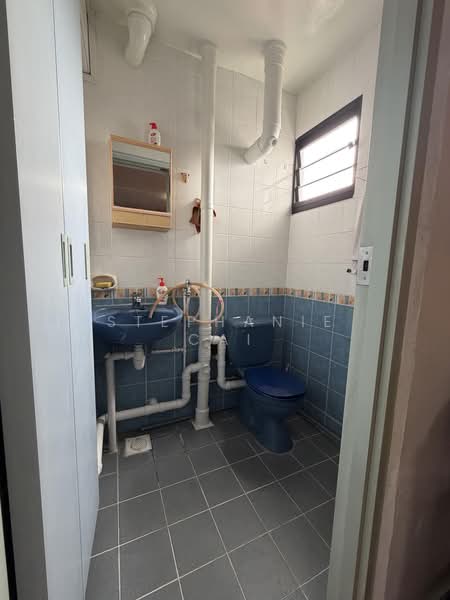 130 Ang Mo Kio Avenue 3, 130 Ang Mo Kio Avenue 3, 3 Bedrooms, 1,055 sqft, HDB Flat For Sale, by Stephanie Cai, 500159523 - Bathroom - PropertyGuru.com.sg