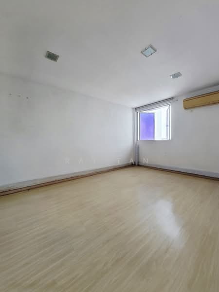 126 Lorong 1 Toa Payoh, 126 Lorong 1 Toa Payoh, 2 Bedrooms, 721 sqft, HDB Flat For Sale, by Ray Tan, 500159542 - Master Bedroom - PropertyGuru.com.sg