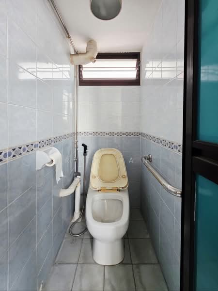 126 Lorong 1 Toa Payoh, 126 Lorong 1 Toa Payoh, 2 Bedrooms, 721 sqft, HDB Flat For Sale, by Ray Tan, 500159542 - Bathroom - PropertyGuru.com.sg