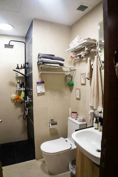 Centra Suites, 38 Geylang Lorong 25A, 1 Bedroom, 420 sqft, Apartment For Rent, by Dorothy Khong, 500159559 - Bathroom - PropertyGuru.com.sg
