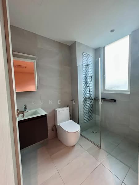 The Hermitage, 2 Sarkies Road, 2 Bedrooms, 775 sqft, Apartment For Rent, by June Leow, 500159577 - Master Bathroom - PropertyGuru.com.sg
