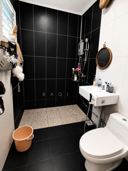671 Hougang Avenue 8, 671 Hougang Avenue 8, 3 Bedrooms, 1,119 sqft, HDB Flat For Sale, by Baqi J, 500159588 - Bathroom - PropertyGuru.com.sg