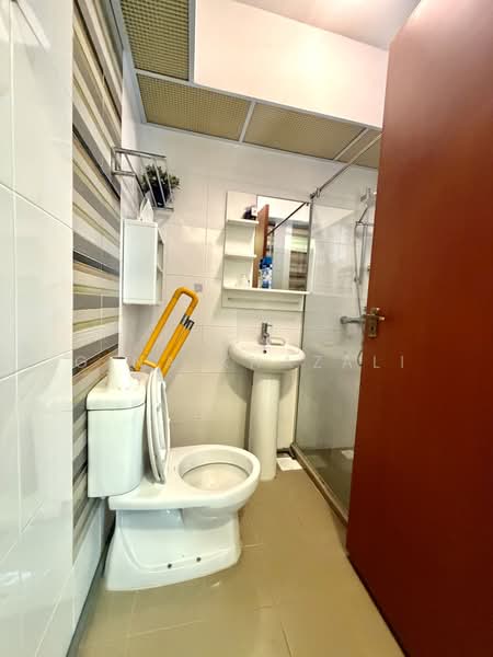 471B Fernvale Street, 471B Fernvale Street, 2 Bedrooms, 1,001 sqft, HDB Flat For Rent, by Gina Khazali, 500159589 - Bathroom - PropertyGuru.com.sg