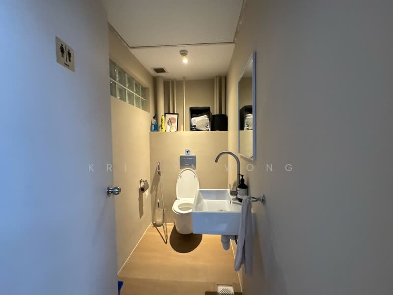 Suitable for Co-working/Pilates/Office at Hong Kong Street, Hongkong Street, Boat Quay / Raffles Place / Marina, 1,403 sqft, Office For Rent, by Krislyn Wong, 500159590 - Bathroom - CommercialGuru.com.sg