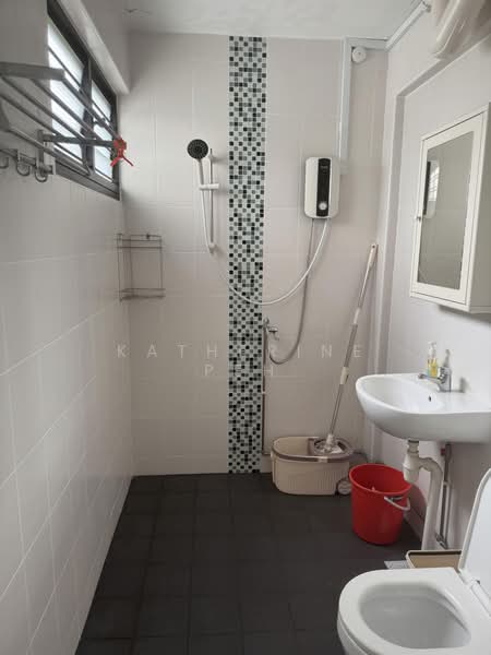 458 Tampines Street 42, 458 Tampines Street 42, 3 Bedrooms, 1,313 sqft, HDB Flat For Sale, by Katherine Peh, 500159591 - Bathroom - PropertyGuru.com.sg