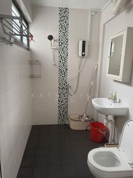458 Tampines Street 42, 458 Tampines Street 42, 3 Bedrooms, 1,313 sqft, HDB Flat For Sale, by Katherine Peh, 500159591 - Bathroom - PropertyGuru.com.sg