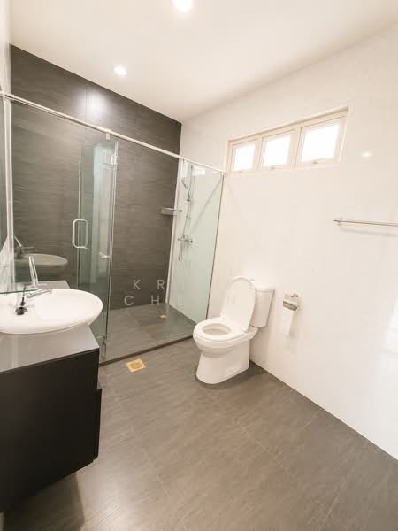 Serangoon Garden Estate, Portchester Avenue, 4 Bedrooms, 2,160 sqft, Terraced House For Rent, by Kriste Cheong, 500159611 - Bathroom - PropertyGuru.com.sg