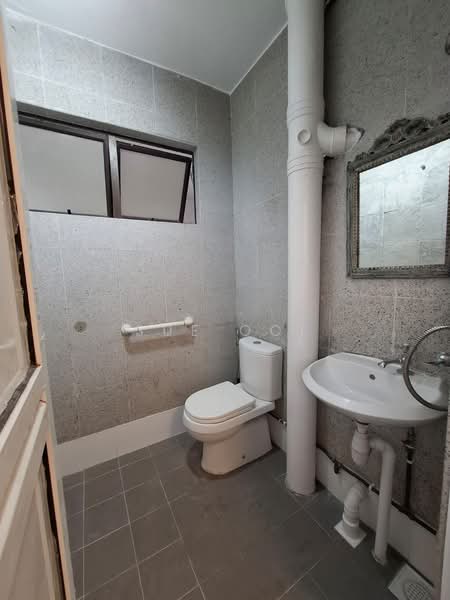 246 Tampines Street 21, 246 Tampines Street 21, 2 Bedrooms, 721 sqft, HDB Flat For Sale, by Sue Ooi, 500159650 - Bathroom - PropertyGuru.com.sg