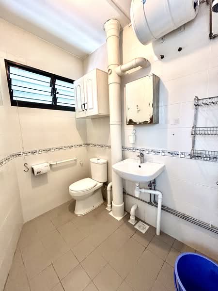 637 Ang Mo Kio Avenue 6, 637 Ang Mo Kio Avenue 6, 3 Bedrooms, 990 sqft, HDB Flat For Sale, by KK Liang, 500159658 - Bathroom - PropertyGuru.com.sg