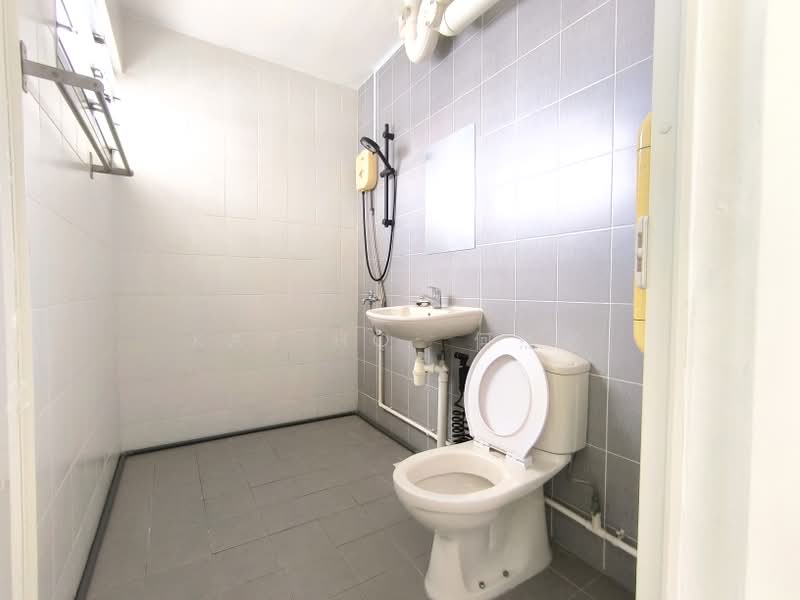 149 Bishan Street 11, 149 Bishan Street 11, 4 Bedrooms, 1,302 sqft, HDB Flat For Rent, by Kay HO  何杰彬, 500159689 - Master Bathroom - PropertyGuru.com.sg