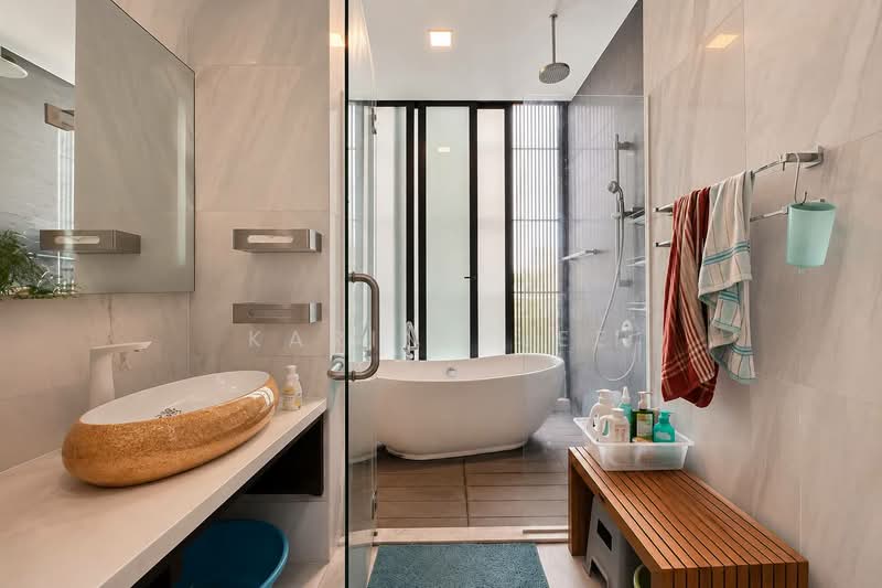 Freehold 4-Storey Terrace with Pool & Lift | Cashew, Cashew Crescent, 5 Bedrooms, 4,500 sqft, Terraced House For Sale, by Karina Lee, 500159761 - Master Bathroom - PropertyGuru.com.sg