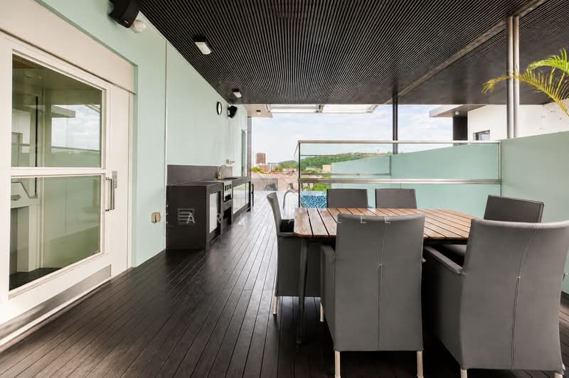 Freehold 4-Storey Terrace with Pool & Lift | Cashew, Cashew Crescent, 5 Bedrooms, 4,500 sqft, Terraced House For Sale, by Karina Lee, 500159761 - Al Fresco Area with Sink & BBQ Grill - PropertyGuru.com.sg