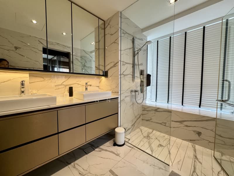 Waterford Residence, 21 Kim Yam Road, 3 Bedrooms, 1,421 sqft, Condominium For Sale, by Raynne Ong, 500159788 - Master Bath - PropertyGuru.com.sg