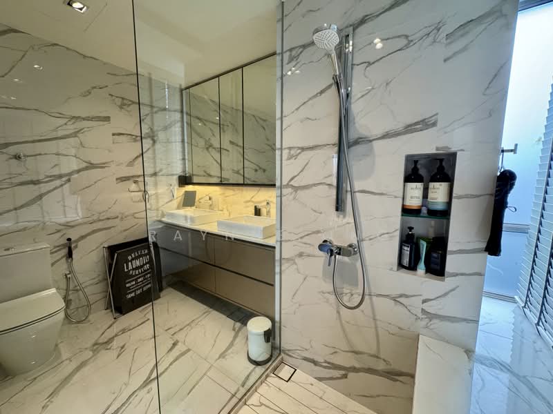 Waterford Residence, 21 Kim Yam Road, 3 Bedrooms, 1,421 sqft, Condominium For Sale, by Raynne Ong, 500159788 - Master Bath - PropertyGuru.com.sg