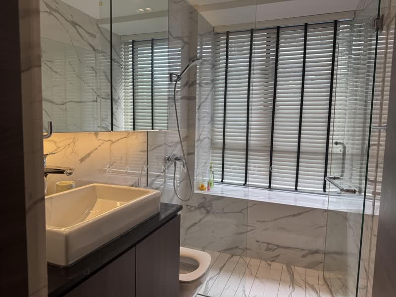 Waterford Residence, 21 Kim Yam Road, 3 Bedrooms, 1,421 sqft, Condominium For Sale, by Raynne Ong, 500159788 - Common Bath - PropertyGuru.com.sg