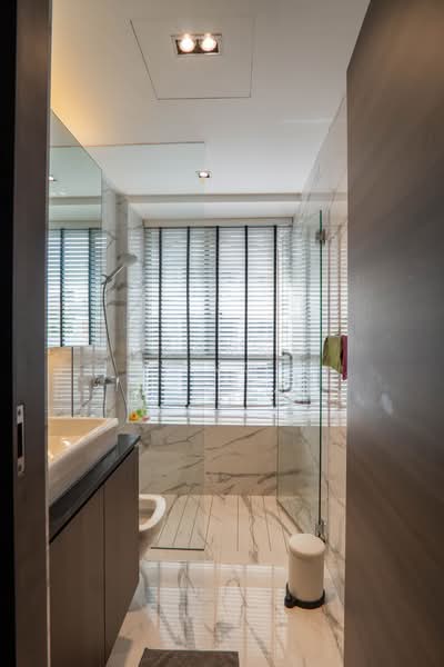 Waterford Residence, 21 Kim Yam Road, 3 Bedrooms, 1,421 sqft, Condominium For Sale, by Raynne Ong, 500159788 - Common bathroom - PropertyGuru.com.sg