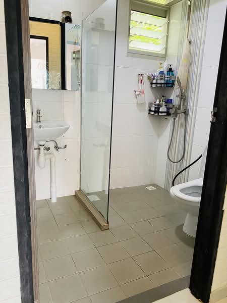322A Sumang Walk, 322A Sumang Walk, 3 Bedrooms, 1,302 sqft, HDB Flat For Sale, by Fadzlin MNoor, 500159870 - Bathroom - PropertyGuru.com.sg