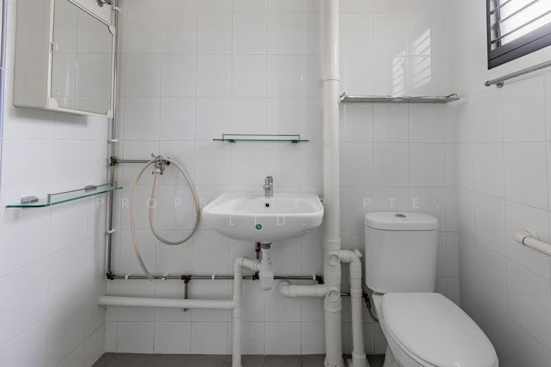 662 Yishun Avenue 4, 662 Yishun Avenue 4, 3 Bedrooms, 1,119 sqft, HDB Flat For Sale, by Wes Teo, 500159949 - Bathroom - PropertyGuru.com.sg