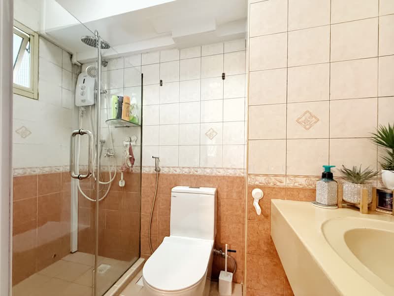 135 Edgedale Plains, 135 Edgedale Plains, 3 Bedrooms, 979 sqft, HDB Flat For Sale, by Fariz Rashid, 500159963 - Master Bathroom - PropertyGuru.com.sg