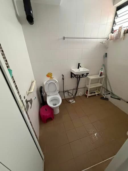 217 Lorong 8 Toa Payoh, 217 Lorong 8 Toa Payoh, Room Rental, 157 sqft, HDB Flat For Rent, by Jasmine Chen, 500159970 - Bathroom - PropertyGuru.com.sg