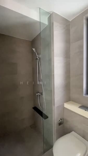 Stirling Residences, 23 Stirling Road, 2 Bedrooms, 764 sqft, Condominium For Rent, by Heidi Ho, 500159979 - Common Bathroom - PropertyGuru.com.sg