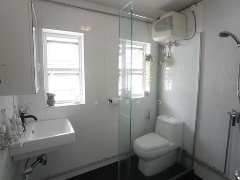 Larger Eng Watt 2/ 3 Bed, Eng Watt Street, 2 Bedrooms, 1,045 sqft, Conservation House For Sale, by Susan Prior, 500159982 - Bathroom - PropertyGuru.com.sg