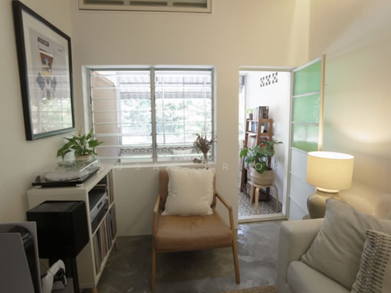 Tiong Bahru Stylish Renovated 3 Bed, Tiong Poh, Tiong Bahru Road Walkup, 3 Bedrooms, 975 sqft, Walk-up Apartment For Rent, by Susan Prior, 500159997 - Living Room - PropertyGuru.com.sg