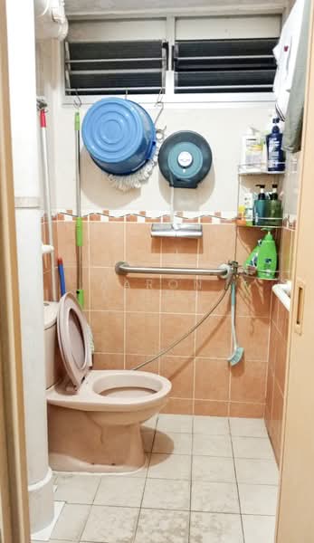 104 Bedok North Avenue 4, 104 Bedok North Avenue 4, 3 Bedrooms, 979 sqft, HDB Flat For Rent, by Aaron Liong, 500160042 - Bathroom - PropertyGuru.com.sg