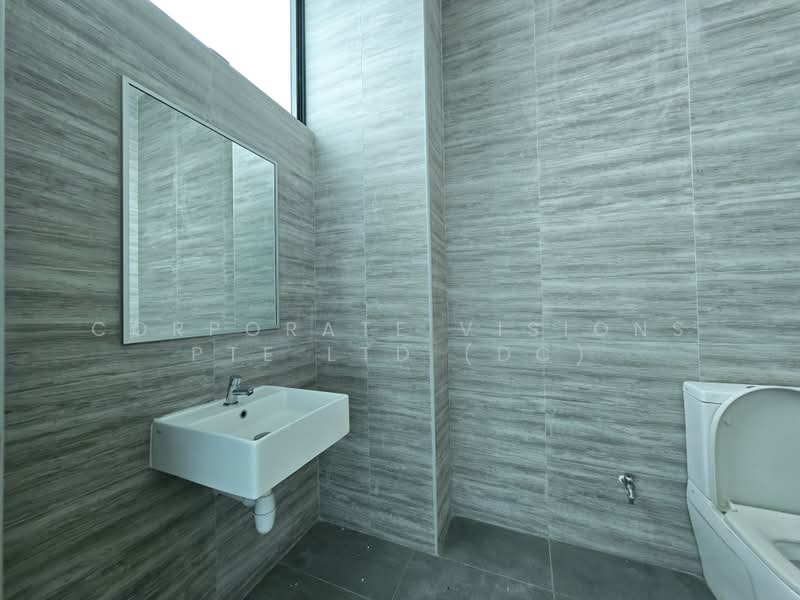 Fitted Office Near MRT, Pasir Panjang near Mapletree Business City, 3,073 sqft, Light Industrial (B1) For Rent, by DENNIS CHENG, 500160112 - Bathroom - CommercialGuru.com.sg