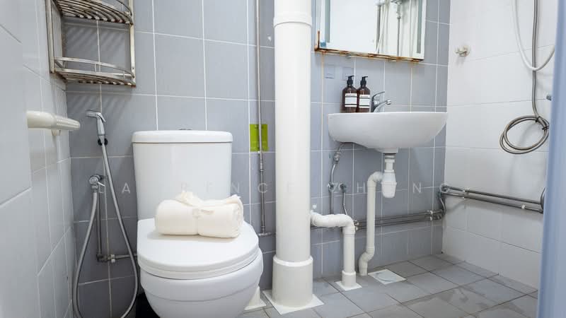 532 Jurong West Street 52, 532 Jurong West Street 52, 3 Bedrooms, 1,270 sqft, HDB Flat For Sale, by Lawrence Zhong, 500160151 - Bathroom - PropertyGuru.com.sg