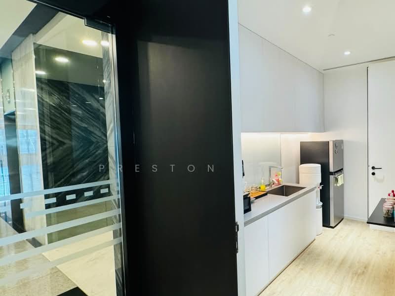 MYP Centre, 9 Battery Road, 1,985 sqft, Office For Rent, by Preston Tan, 500160189 - Kitchen - CommercialGuru.com.sg