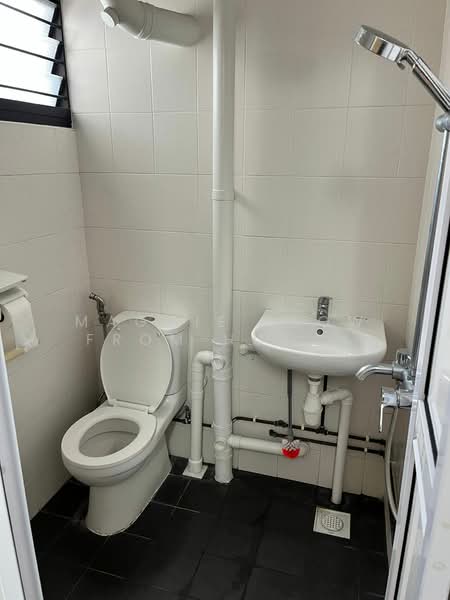 103 Serangoon North Avenue 1, 103 Serangoon North Avenue 1, Room Rental, 110 sqft, HDB Flat For Rent, by Maggie Leow From HUTTONS, 500160194 - Bathroom - PropertyGuru.com.sg