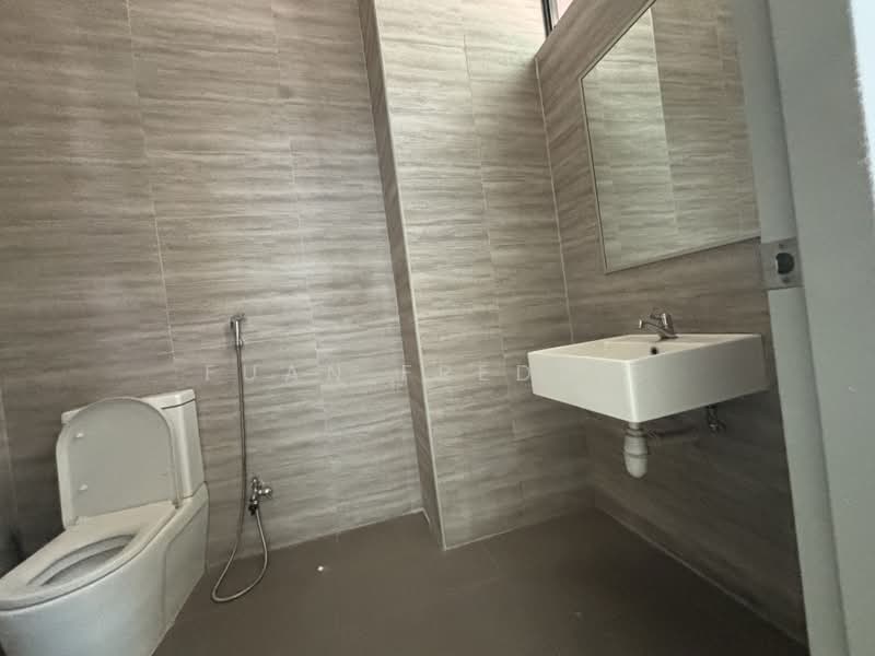 Interlocal Centre, 100G Pasir Panjang Road, 1,800 sqft, Light Industrial (B1) For Rent, by Fuan Freddie, 500160196 - Bathroom - CommercialGuru.com.sg